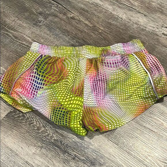 Fabletics NWOT Vibrant Women's Shorts - M - Picture 5 of 13